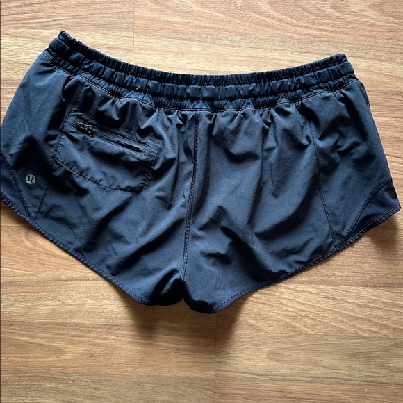 Lululemon Hotty Hot Shorts (2.5”) in Black - Picture 2 of 4